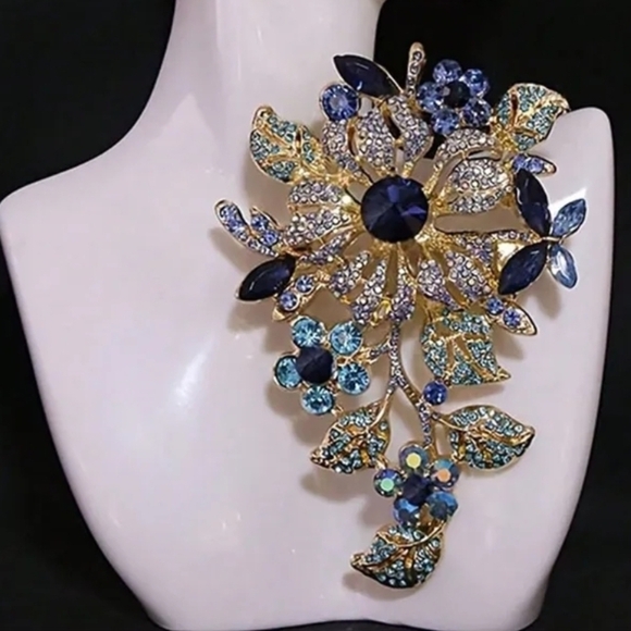 *EXCLUSIVE* Blue & Gold Stylish Brooch Exaggerated Floral Butterfly Design - Picture 4 of 9